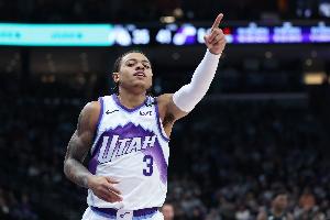 石破天惊！基昂特·乔治突破起飞滑翔 无视拉文单臂炸裂劈扣