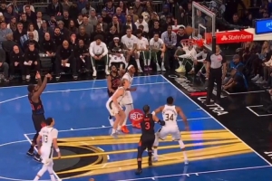 米切罗罚球离谱砸板 大范怒喷：如果没有篮板 那球恐怕还在飞呢