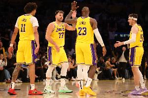 大范：里夫斯打无球偶尔还有些切入 东契奇和詹姆斯则是完全不动