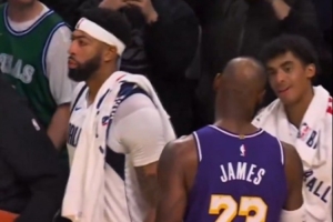百感交集！詹姆斯赛后两次在浓眉身边晃悠 但后者就是不抱哇😳