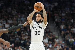 奇兵啊！尚帕尼15中6&10罚10中砍下25+10+2+1+2 全场零失误