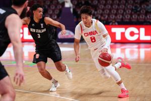 直播吧：中国男篮带13人前往韩国备战世预赛 之前12人＋赵睿