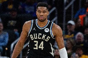 拼尽全力！字母哥复出14中10空砍30分15板8助 罚球14中10