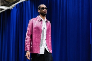 雷霆球员酷炫穿搭出场：亚历山大&杰伦威墨镜一戴谁都不爱