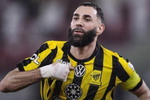 37岁还有油！本泽马上演生涯第17次帽子戏法带球队晋级，近3场6球