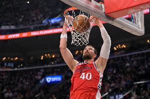 苦苦支撑！哈登击地助攻祖巴茨暴扣 快船依然落后3分