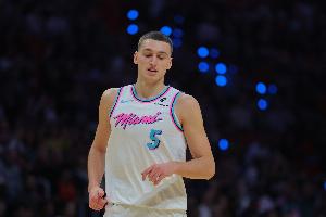 掉出轮换是对的！约维奇3中1得2分2板1助 5失误太多&还送对手9-0