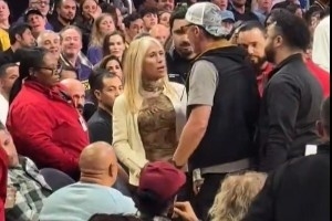 🧐女球迷疑似骚扰湖人球员被保安“驱逐” 老詹淡定剪指甲看戏