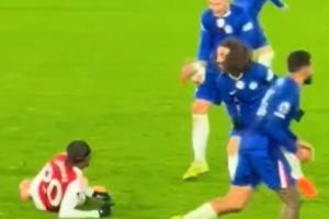 老队友不留情😂恩佐凶狠踢倒马杜埃凯后，与库库一起朝他怒吼