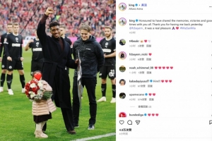 已是名宿！29岁科曼社媒晒照纪念致敬仪式：感谢拜仁邀请我回来