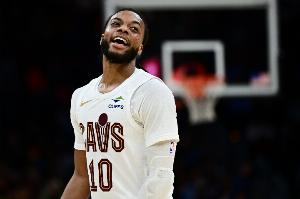 加兰16中7&三分9中4砍21分3板8助&出现4失误 正负值低至-27