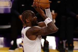 雷迪克：艾顿篮下一直保持7成以上命中率 他的中距离效率也很高