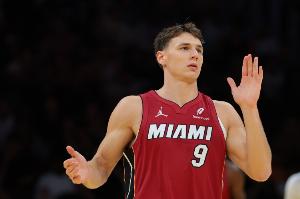 热火官方：拉松右脚扭伤提前退赛 本场比赛将不会回归