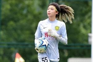 💔182大长腿女足门将上前拦截，遭齐达内“马赛回旋”戏耍