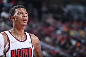 低迷！小贾巴里·史密斯走步失误 随后投篮出现三不沾