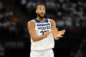 打不进我帮你！墨菲上篮不中 戈贝尔拼抢将球补进自家篮筐