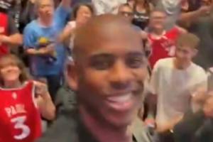 这多伤老炮的心！保罗本赛季发布会时曾笑容满面与球迷高兴自拍