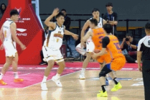 火力凶猛！李添荣和弗格先后打成3+1 帮助球队扩大优势