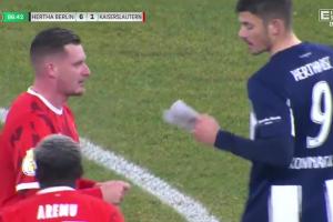 不讲武德😂柏林赫塔球员6-1领先，抢凯泽斯劳滕小纸条偷看战术