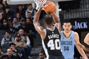 北卡黑鹰！巴恩斯20中10&三分12中7砍31+5+5 马刺生涯首次单场30+