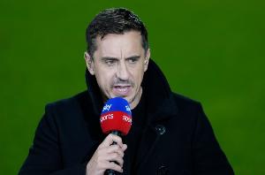 内维尔：切尔西后卫整场比赛有球表现都很差，总在自家禁区传球