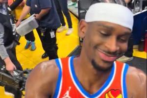 大将之风！SGA笑对勇士球迷的面嘲 并给球迷玩具签名