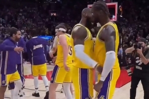 八村塁绝杀后 詹姆斯在场上和湖人队员们挨个撞胸庆祝💥