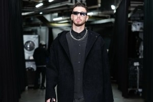 场下即秀场😎！申京英伦风穿搭型男范儿 这波OOTD拿捏了