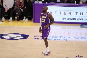 美记：联盟内部普遍传言这将是詹姆斯在湖人的最后一个赛季