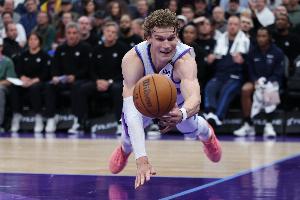 太惨了！爵士首节全队23中4&首发18中2 仅拿13分落后28分