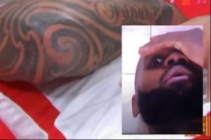 😂官方调侃！亚当斯一边叫疼一边偷瞄镜头 ESPN配詹姆斯表情包