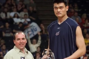 二十多年过去了，他还在前面给中国篮球指路