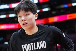 媒体人：灰熊协防杨瀚森 说明小杨在场上已经能正向地影响比赛了