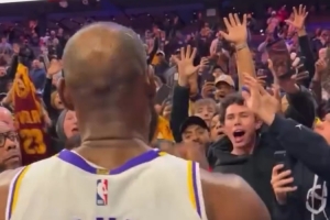 原味收藏！费城球迷赛后守候詹姆斯 老詹将毛巾 手环赠予球迷