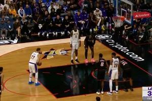 乐了！暂停回来东契奇罚完第二球其他人动起来了 77：不是3罚吗？