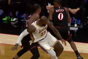 偷袭~马克西身后突然包夹詹姆斯 完成一次抢断