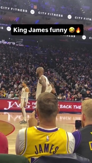 球迷：老詹你还是没头发！詹姆斯：你知道我有什么 我有的可多了