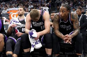 Shams：国王对整个阵容交易谈判持开放态度 包括小萨/德罗赞/拉文