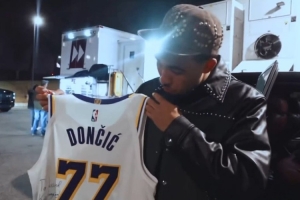 麦凯恩昨天得到东契奇的签名球衣 他的朋友打趣要闻一下😂