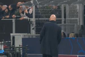 心事重重？👀利物浦点射绝杀，斯洛特低头踱步双手插兜没有庆祝