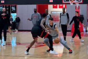 这不是KD招牌吗😍谢泼德训练中连续三次大变向晃晕小贾跳投命中