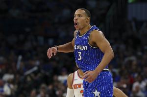 血亏！贝恩压哨对阿德巴约三分犯规 后者2罚后抢板&鲍威尔轰三分