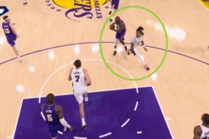 幸无大碍！詹姆斯落地时被勾倒 简单调整后继续作战