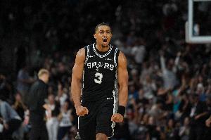 对比悬殊！马刺替补三人半场合砍29分 任意一人≥湖人整条板凳席