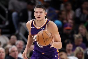 好抢断！格雷森·阿伦身后掏球亚历山大被吹犯规 太阳挑战成功