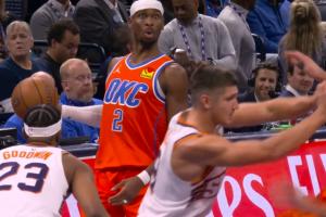 亚历山大被阿伦恶犯惊出表情包！主角霍姆格伦转发：😂