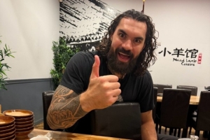 媒体人晒与亚当斯一起吃夜宵的照片：赛后吃夜宵 羊肉串烧烤走起