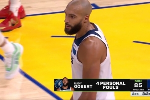 你控制下自己！戈贝尔4秒钟两犯&个人四犯 直接bonus送罚球
