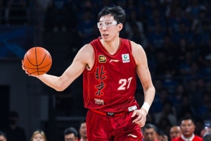 许利民：赵睿、周琦、雷蒙今晚都可以出战 出场时间根据情况而定