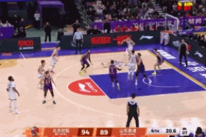 强行续命！陈林坚迎着防守远投打成2+1 可惜三分踩线